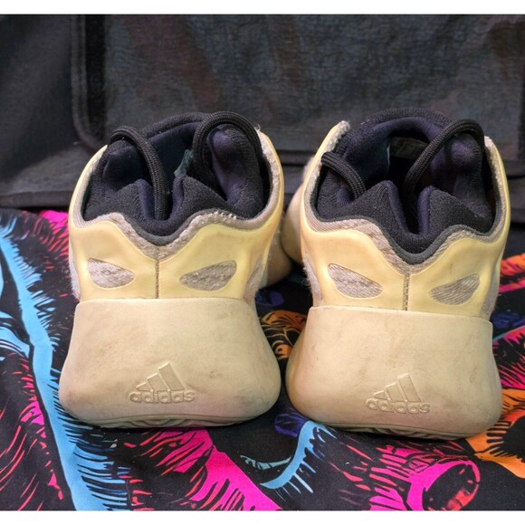 Adidas Yeezy 700 V3 Safflower - Picture 4 of 7
